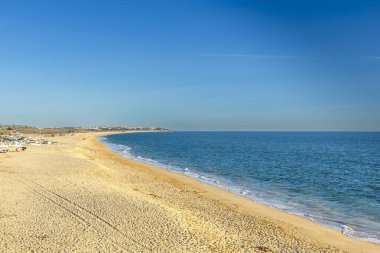 Sands, Algarve, Portekiz 'deki Saint Anthony Şapeli' nin yakınındaki Atlantik Okyanusu manzarası..