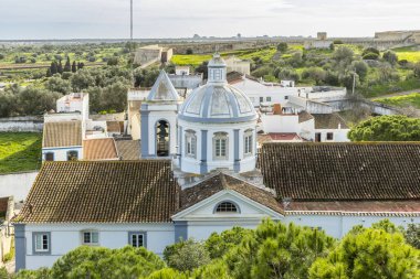 Castelo de Castro Marim 'in panoramik manzarası Igreja Matriz ve Güney Portekiz' in Algarve bölgesindeki Castro Marim kasabasına bakıyor..