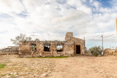 Güney Portekiz 'in Algarve bölgesindeki tarihi Castelo de Castro Marim' in iç manzarasında ortaçağ mimarisi ve kültür mirası sergilenmektedir..