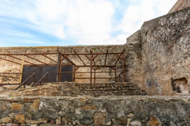 Güney Portekiz 'in Algarve bölgesindeki tarihi Castelo de Castro Marim' in iç manzarasında ortaçağ mimarisi ve kültür mirası sergilenmektedir..