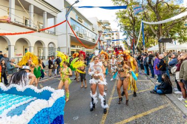 Loule, Algarve Portekiz Karnavalı 17 Şubat 2026 'da büyük hicivli karakterlerin yer aldığı canlı bir karnaval, ünlü Loul Karnavalı sırasında seyircilerin izleyip fotoğraflarıyla seyircileri eğlendiriyor.