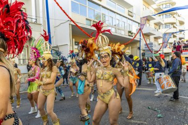 Loule, Algarve Portekiz Karnavalı 17 Şubat 2026 'da büyük hicivli karakterlerin yer aldığı canlı bir karnaval, ünlü Loul Karnavalı sırasında seyircilerin izleyip fotoğraflarıyla seyircileri eğlendiriyor.