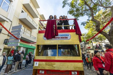 Loule, Algarve Portekiz Karnavalı 17 Şubat 2026 'da büyük hicivli karakterlerin yer aldığı canlı bir karnaval, ünlü Loul Karnavalı sırasında seyircilerin izleyip fotoğraflarıyla seyircileri eğlendiriyor.
