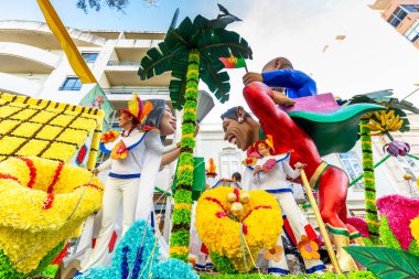 Loule, Algarve Portekiz Karnavalı 17 Şubat 2026 'da büyük hicivli karakterlerin yer aldığı canlı bir karnaval, ünlü Loul Karnavalı sırasında seyircilerin izleyip fotoğraflarıyla seyircileri eğlendiriyor.