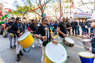 Loule, Algarve Portekiz Karnavalı 17 Şubat 2026 'da büyük hicivli karakterlerin yer aldığı canlı bir karnaval, ünlü Loul Karnavalı sırasında seyircilerin izleyip fotoğraflarıyla seyircileri eğlendiriyor.