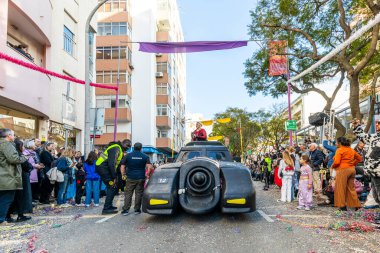 Loule, Algarve Portekiz Karnavalı 17 Şubat 2026 'da büyük hicivli karakterlerin yer aldığı canlı bir karnaval, ünlü Loul Karnavalı sırasında seyircilerin izleyip fotoğraflarıyla seyircileri eğlendiriyor.