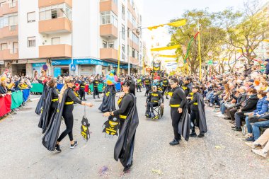 Loule, Algarve Portekiz Karnavalı 17 Şubat 2026 'da büyük hicivli karakterlerin yer aldığı canlı bir karnaval, ünlü Loul Karnavalı sırasında seyircilerin izleyip fotoğraflarıyla seyircileri eğlendiriyor.