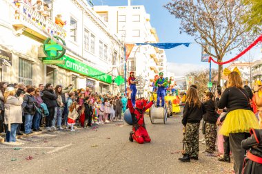 Loule, Algarve Portekiz Karnavalı 17 Şubat 2026 'da büyük hicivli karakterlerin yer aldığı canlı bir karnaval, ünlü Loul Karnavalı sırasında seyircilerin izleyip fotoğraflarıyla seyircileri eğlendiriyor.
