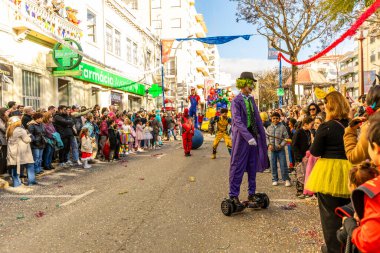 Loule, Algarve Portekiz Karnavalı 17 Şubat 2026 'da büyük hicivli karakterlerin yer aldığı canlı bir karnaval, ünlü Loul Karnavalı sırasında seyircilerin izleyip fotoğraflarıyla seyircileri eğlendiriyor.