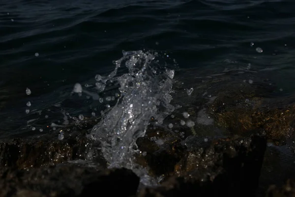 Água Que Flui Sobre Rochas — Fotografia de Stock