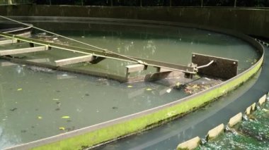 Kaydırma koluna yakın çekim, mekanik aygıt hareket eder ve yerleşim tankının yüzeyini sıyırır veya netleştirir, yoğunlaştırılmış kirliliği temizler. 