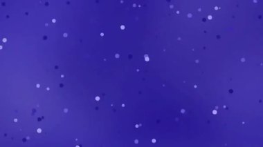 Beyaz ve açık mor parçacıklardan oluşan kusursuz bir döngü yumuşak bir mor arkaplana doğru süzülüyor. Barışçıl ve kozmik dijital içerik için minimalist hareket grafikleri.