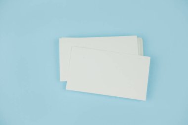 Mavi arkaplanda iş kartları için beyaz model