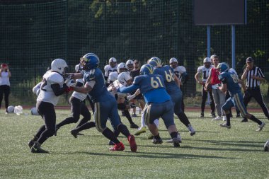 Kiev Ukrayna, 15 Ağustos Kiev Ukrayna, 15 Ağustos 2021, Amerikan futbolu sahasında formalı oyuncular, Amerikan futbolu sahasında spor üniformalı oyuncular.