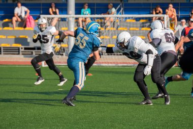 Kiev Ukrayna, 15 Ağustos Kiev Ukrayna, 15 Ağustos 2021, Amerikan futbolu sahasında formalı oyuncular, Amerikan futbolu sahasında spor üniformalı oyuncular.