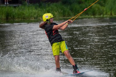 Kiev Ukrayna 01 Eylül 2021, bir atlet spor wakeboard yaparken su üzerinde numaralar gösteriyor.
