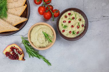 Patlıcan aperatifi humus babaganush nar ve kiraz domatesli.