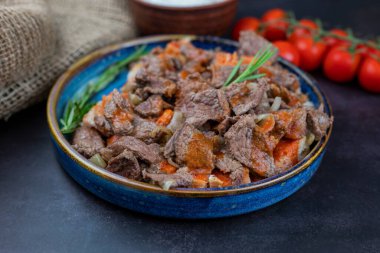 Türk yemeği İskander kebabı, lahanalı ve yoğurtlu.