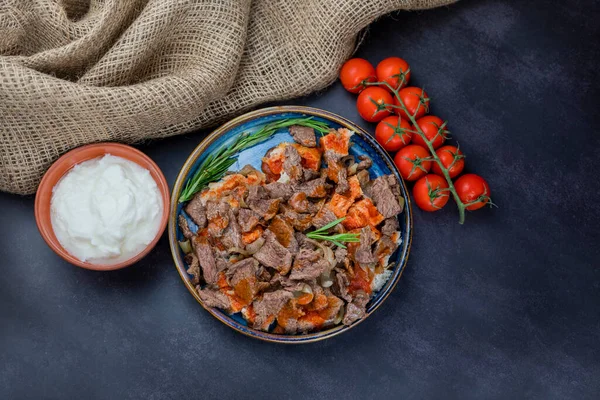 Türk yemeği İskander kebabı, lahanalı ve yoğurtlu.