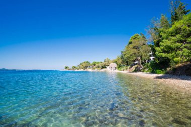 Hırvatistan 'ın Zadar tatil beldesi yakınlarındaki ünlü Kolovare plajı.