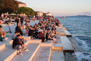 Zadar, Hırvatistan, 8 Ekim 2025, deniz organı gün batımında sete ayak bastı
