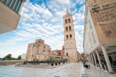 Zadar, Hırvatistan, 8 Ekim 2025, Roma Forumu ve St. Donatus Kilisesi ile eski kasabanın tarihi merkezi.