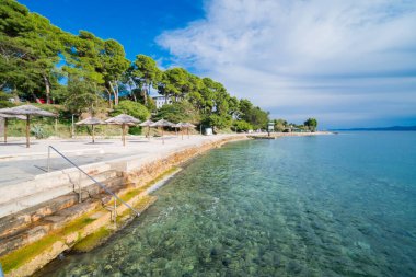 Zadar Hırvatistan 'daki güzel sahil Kolovare Adriyatik Denizi manzaralı