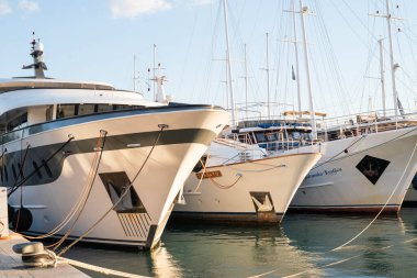 8 Ekim 2025, Zadar, Hırvatistan, şehir merkezindeki setin üzerindeki güzel pahalı yatlar.