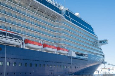 20 Ekim 2025, Hırvatistan 'ın liman manzarasını yolcu gemisi Ünlüler Tutulması ile böl