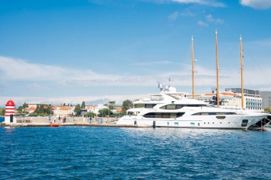 Zadar, Hırvatistan, 1 Kasım 2025, yatlı setin manzarası ve Zadarski Barkajoli deniz feneri