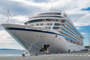 Hırvatistan, Split, 3 Ekim 2025, Yolcu gemisi Viking Sky Adrian Denizi 'nde limanda.