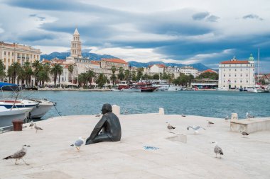 Split, Hırvatistan, 3 Ekim 2025, eski kentin liman manzaralı ve Miljenko Smoje anıtı manzaralı bir turizm merkezi caddesi