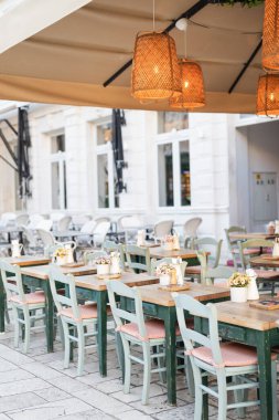 Yazlık terasta bir Avrupa kafe restoranının içinde.