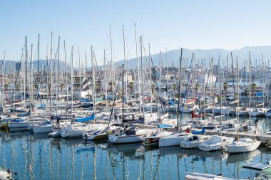 Bölünme, Hırvatistan, 4 Ekim 2025, denizde turist yatları bulunan liman