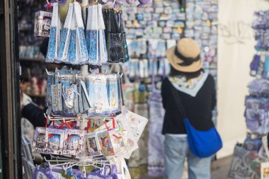 Split, Hırvatistan, 6 Ekim 2025, turistler kutup ayıları ve mangitamili hediyelik eşya dükkanından hediye seçiyorlar