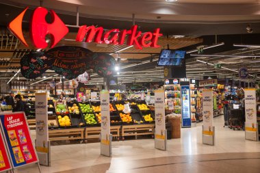 Split, Hırvatistan, 6 Ekim 2025, alışveriş merkezindeki Carrefour marketinin girişi