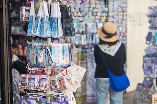 Split, Hırvatistan, 6 Ekim 2025, turistler kutup ayıları ve mangitamili hediyelik eşya dükkanından hediye seçiyorlar