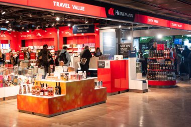 Köln, Almanya, 18 Ekim 2025. Turist dükkanının raflarında içki şişeleri ve gümrüksüz mallar..