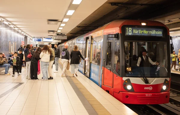 Köln, Almanya, 18 Ekim 2025, şehir merkezinde bir KVB toplu taşıma şirketi.