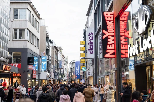 Köln, Almanya, 18 Ekim 2025, Schildergasse markalarının bulunduğu ana alışveriş caddesi.