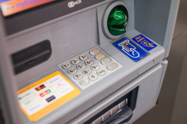 Gdansk, Polonya, 3 Ekim, PIN kodu ve kredi kartlarını büyük formatta girmek için ATM arayüzü