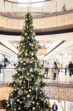 Gdansk, Polonya-10 Aralık 2022, Noel ağacı Noel için bir alışveriş merkezinde çelenk ve süslemelerle