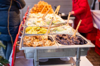 Lezzetli geleneksel Polonya yemeği. Noel fuarında pierogi turtaları.