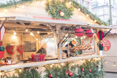 Krakow Polonya, 7 Aralık 2024, şehir merkezindeki Noel Fuarı