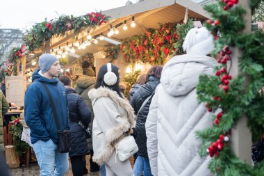 Krakow Polonya, 7 Aralık 2024, şehir merkezindeki Noel Fuarı