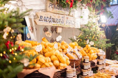 Krakow, Polonya, 7 Aralık 2024 Noel fuarında geleneksel Lezzetli Polonya peyniri