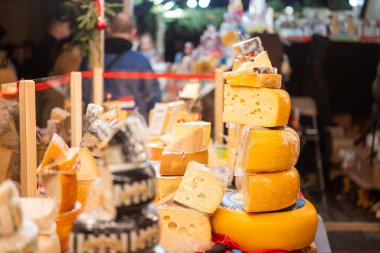 Polonya, Krakow 'daki Noel pazarında şehir merkezinde çeşitli peynir sokak yemekleri..