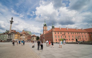 Varşova, Polonya, 18 Temmuz 2025, turistlerin, tarihi anıtların ve binaların bulunduğu eski şehir manzarası.