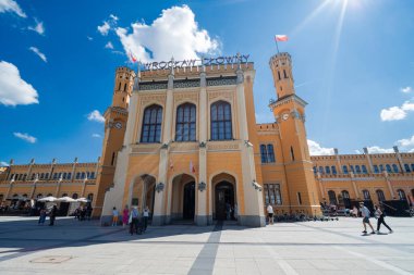 Wroclaw, Polonya, 20 Temmuz 2025, şehir manzarası, eski merkez tren istasyonu ve yazları binanın ön cephesi..