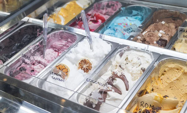 İtalya 'da farklı dondurma türleri olan bir kafede vitrin.
